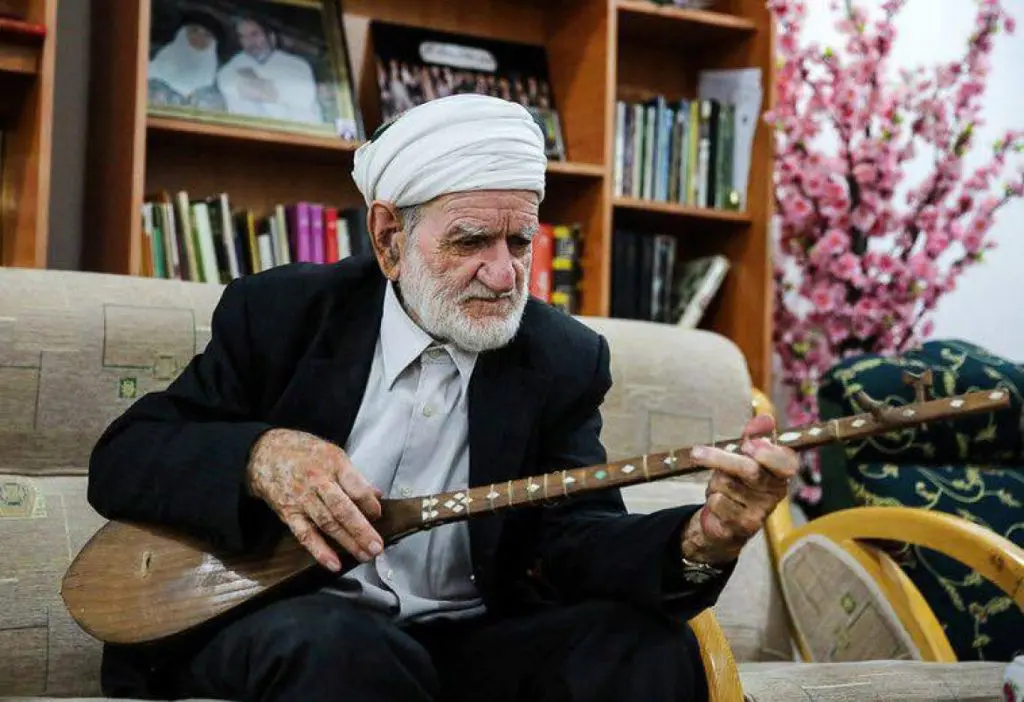 دوتار یکی ازسازهای مضرابی موسیقی ایرانی است و همان‌گونه که از نام آن برمی‌آید، دارای دو سیم (تار) است