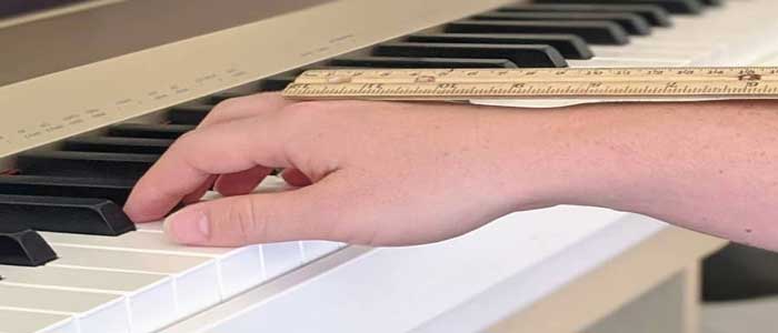صحیح‌ترین حالت دست در پیانو