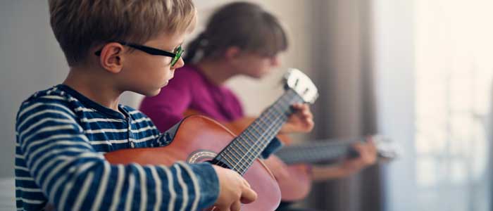 بهترین سن یادگیری گیتار برای کودکان